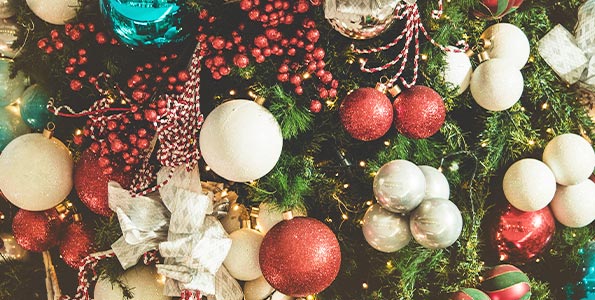 , Nahaufnahme von Weihnachtskugeln, Lichtern und Tannengrün Hotel im Saarland - weihnachtsbuffet