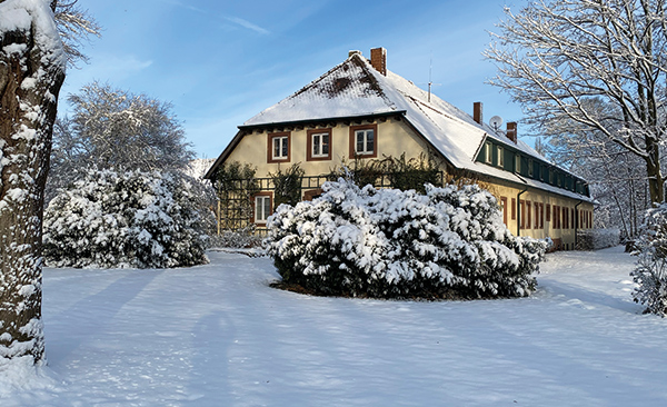 Gutshaus am Linslerhof in verschneiter Landschaft