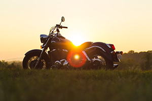 Ein Motorrad auf der Wiese im Gegenlicht