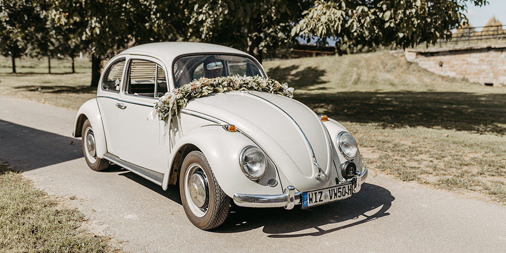 VW Käfer für Hochzeit mit Blumen geschmückt