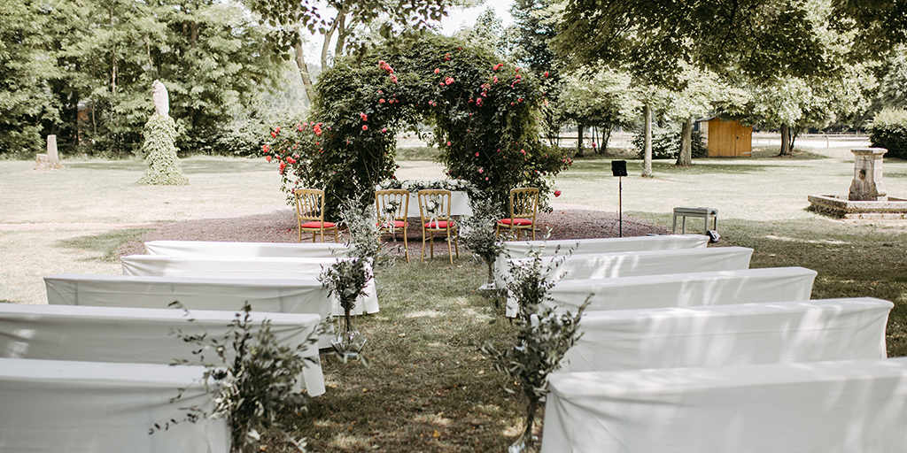 Outdoor Hochzeit im grünen mit Blumendeko