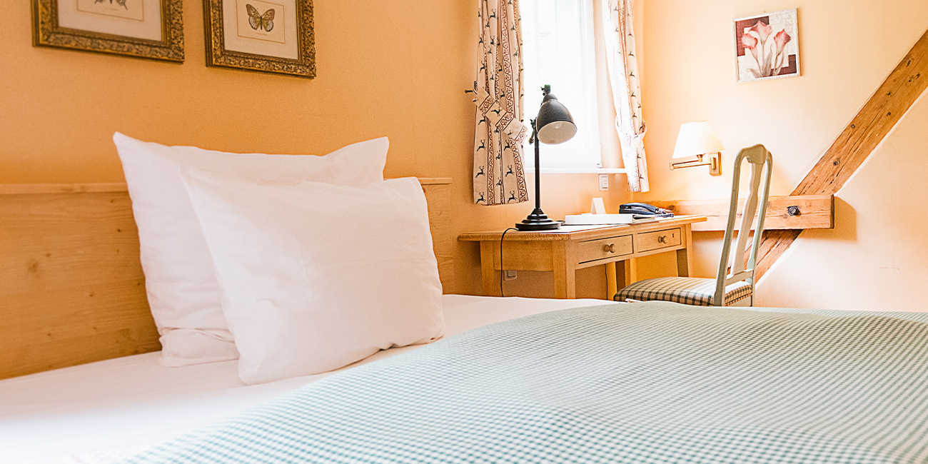Hotelzimmer im Saarland, standardzimmer mit heller einrichtung