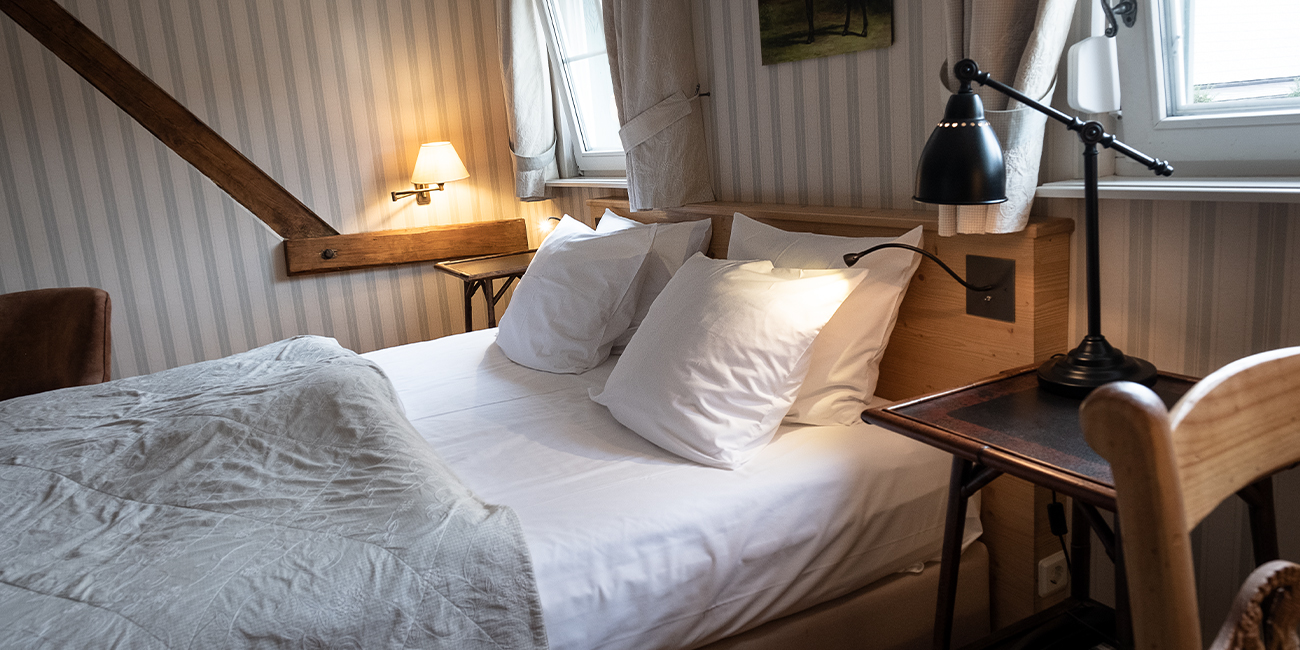 Hotelzimmer im Saarland, standardzimmer mit rustikaler Einrichtung