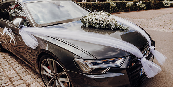 Auto für Hochzeit geschmückt