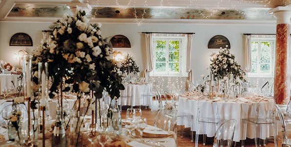 Festsaal Hubertus mit großen Blumengestecken