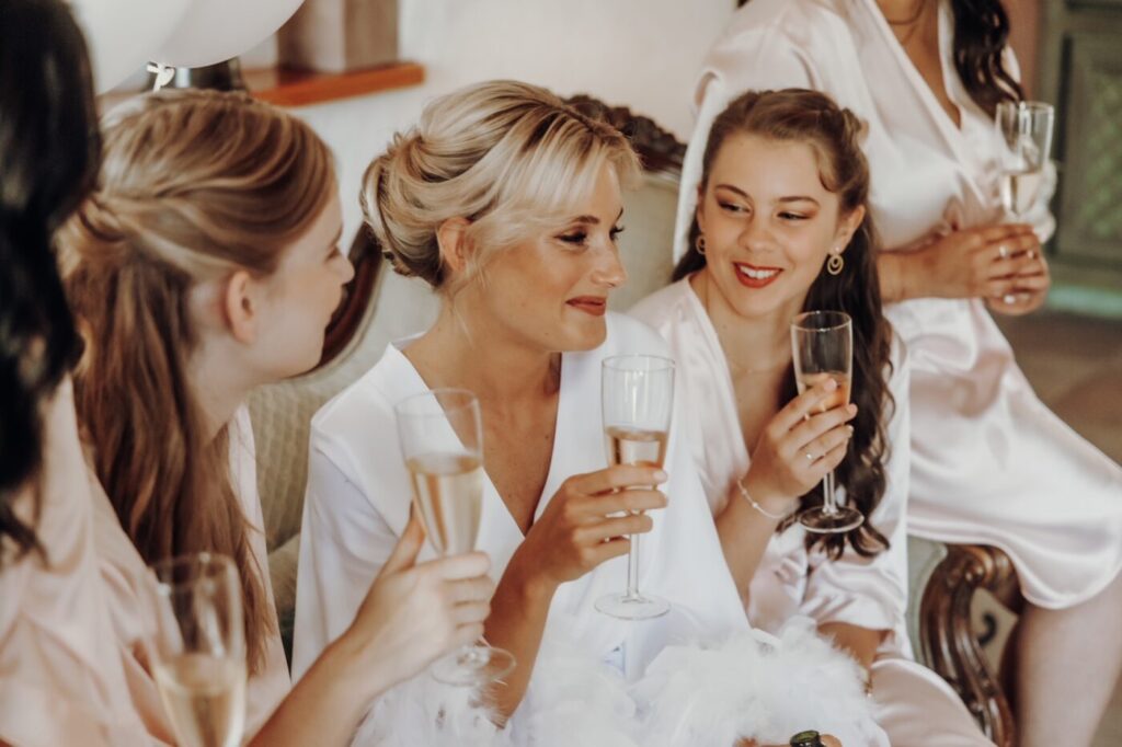 braut & Brautjungfern trinken Champagner