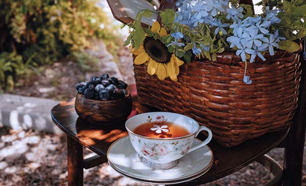 Korb mit Blüten und Tee