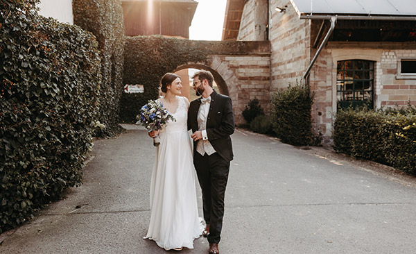 Hochzeitspaar vor Torbogen am Linslerhof